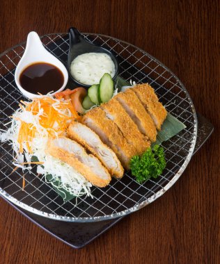 Japon mutfağı. arka planda kızarmış balık