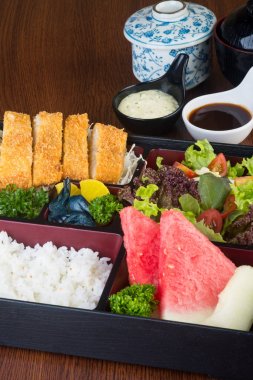 Japon mutfağı. Öğle Yemeği kutu set arka planda