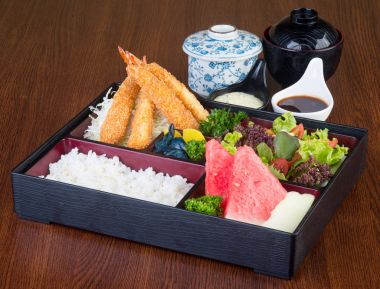 Japon mutfağı. Öğle Yemeği kutu set arka planda