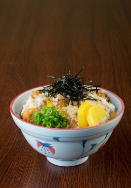 Japon mutfağı. kızarmış tavuk pilav ve arka plan üzerinde