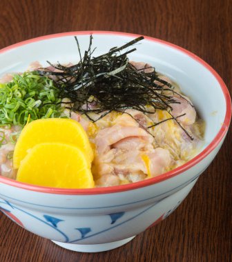 Japon mutfağı. kızarmış tavuk pilav ve arka plan üzerinde