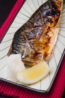 Japon mutfağı. arka planda kızarmış balık