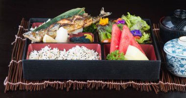 Japon mutfağı. Öğle Yemeği kutu set arka planda