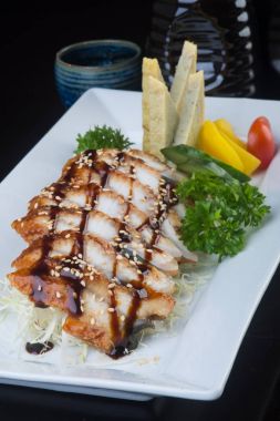 Japon mutfağı. Unagi veya arka planda yılan balığı