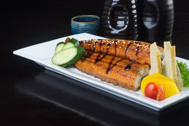 Japon mutfağı. Unagi veya arka planda yılan balığı