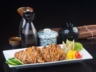 Japon mutfağı. arka planda kızarmış tavuk