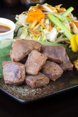 Japon mutfağı. sığır eti küp arka planda