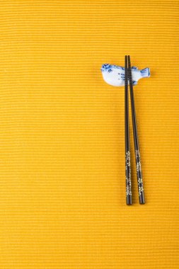 yemek çubukları. arka planda iki chopssticks