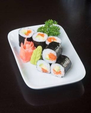 Japon mutfağı. Arka planda suşi var.