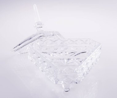 kristal cam kase bir arka plan üzerinde.