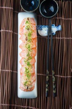 Japon mutfağı. sashimi arka planda