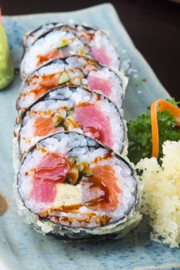 Japon mutfağı. Arka planda suşi var.