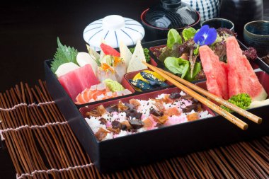 Japon mutfağı. Öğle Yemeği kutu set arka planda