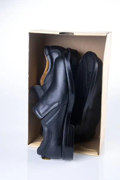 Schuh. Herrenmodeschuh auf einem Hintergrund — Stockfoto