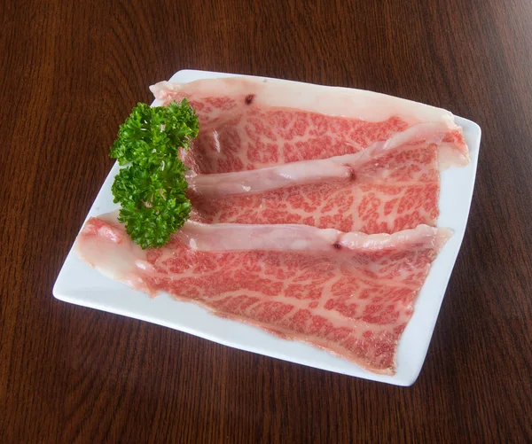 Cozinha japonesa. fatia de carne no fundo — Fotografia de Stock
