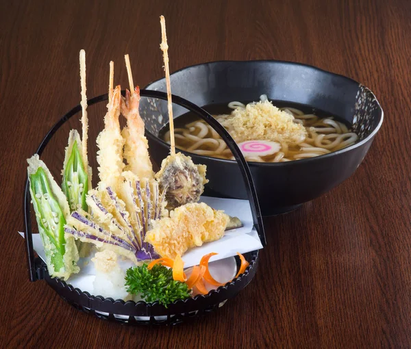 Bucătărie japoneză. tempura cu tăiței pe fundal — Fotografie, imagine de stoc