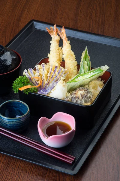 Japonská kuchyně. Tempura. hluboké smažené mix zeleniny na pozadí — Stock fotografie