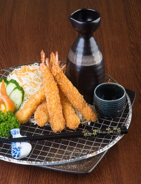 Japanische Küche. Tempura-Garnele auf dem Hintergrund — Stockfoto