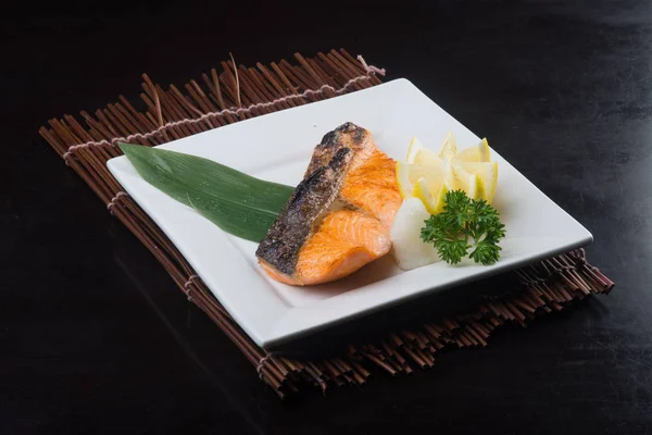 Bucătărie japoneză. pește prăjit pe fundal — Fotografie, imagine de stoc