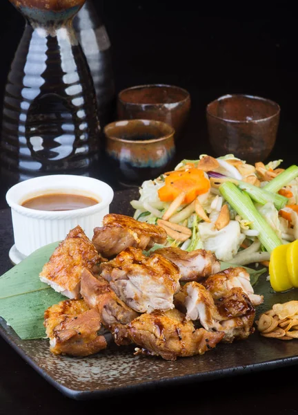Japanse keuken. Gegrilde kip op de achtergrond — Stockfoto