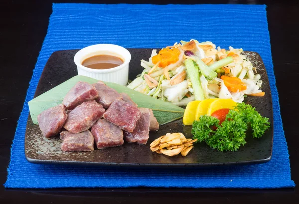 Japon mutfağı. sığır eti küp arka planda — Stok fotoğraf