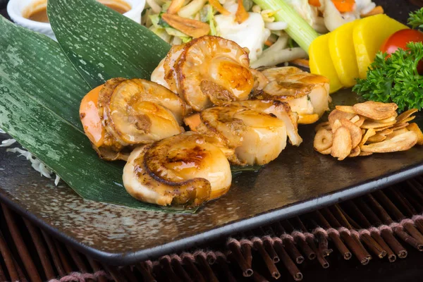 Cozinha japonesa. concha grelhada peixe no fundo — Fotografia de Stock