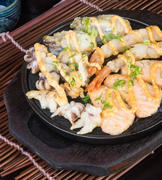 Masakan Jepang. makanan laut panas di latar belakang — Stok Foto