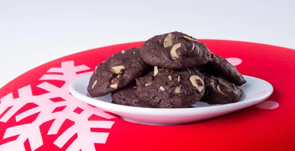 Mandorle gocce di cioccolato biscotti su sfondo — Foto Stock