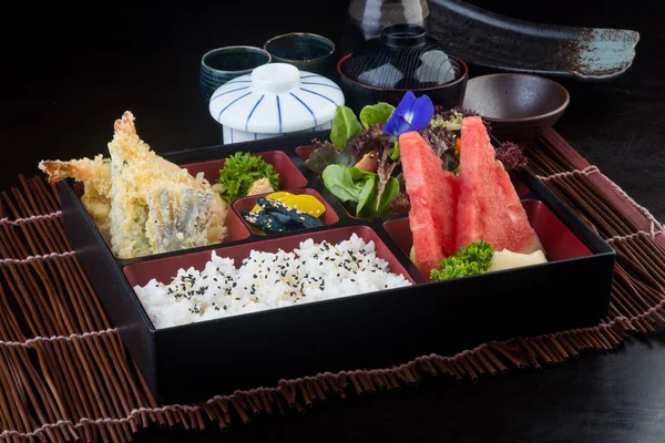 Cocina japonesa. conjunto de caja de almuerzo en el fondo — Foto de Stock