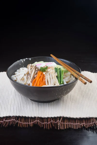 Cozinha japonesa. udon em segundo plano — Fotografia de Stock