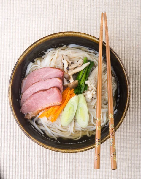 Cozinha japonesa. udon em segundo plano — Fotografia de Stock