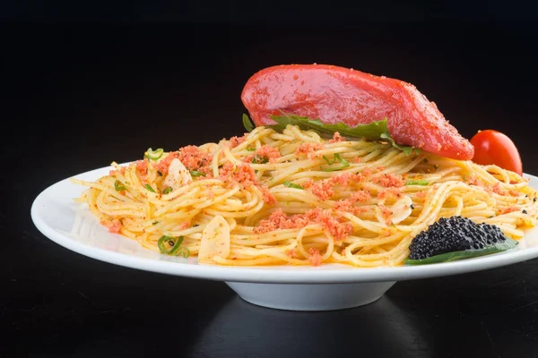 Japanse keuken. spaghetti op de achtergrond — Stockfoto