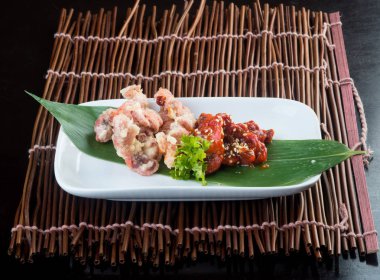 Japon mutfağı. arka planda kızarmış kalamar