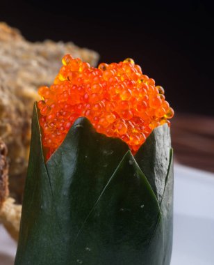 Japon mutfağı. arka planda somon Karaca