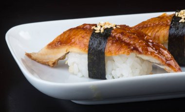 Japon mutfağı. arka planda unagi suşi