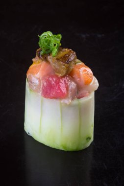 Japon mutfağı. Arka planda suşi var.