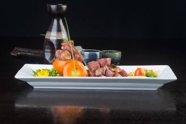 Japon mutfağı. sığır eti küp arka planda