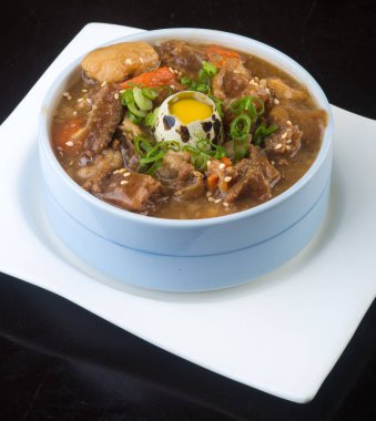 Japon mutfağı. arka planda işkembe çorbası