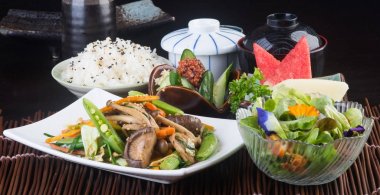 Japon mutfağı. kızartılmış mix sebze arka planda