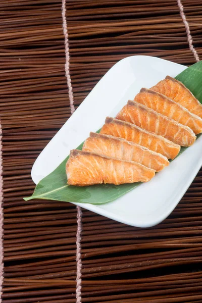 Cucina giapponese. pesce fritto sullo sfondo — Foto Stock