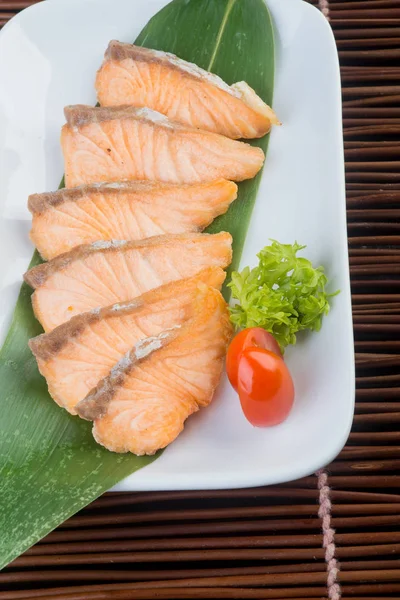 Японская кухня. жареная рыба на заднем плане — стоковое фото