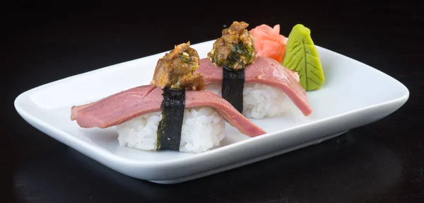 Japanse keuken. sushi op de achtergrond — Stockfoto