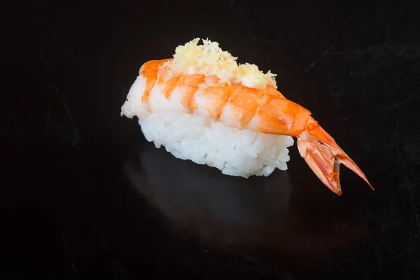 Japanse keuken. Sushi garnalen op de achtergrond — Stockfoto