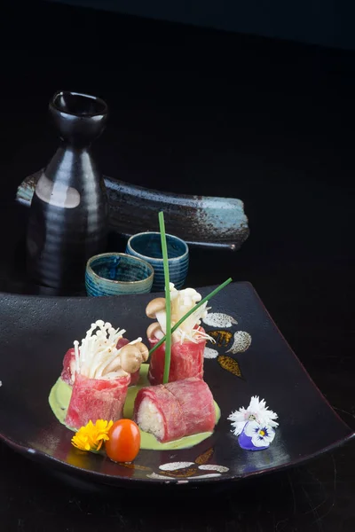 Bucătărie japoneză. sushi pe fundal — Fotografie, imagine de stoc