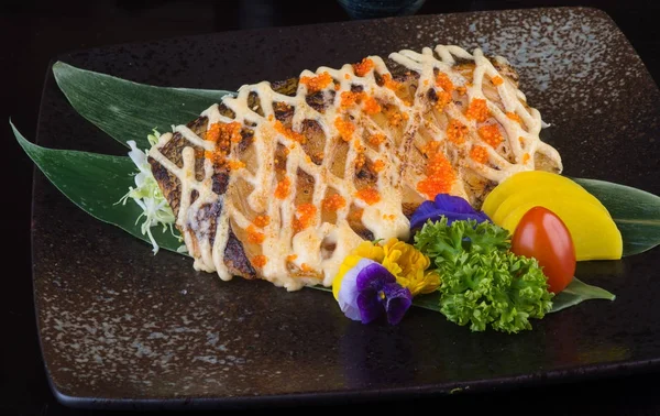 Japon mutfağı. arka planda kızarmış balık