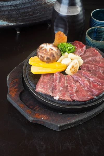 Cocina japonesa. cubo de ternera en el fondo — Foto de Stock