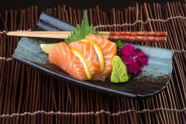 Страви японської кухні. сашимі на тлі — стокове фото
