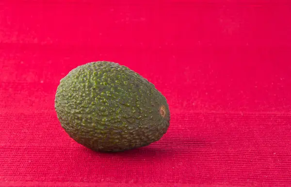 Avocado. Avocado auf einem Hintergrund — Stockfoto