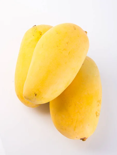 Fruta de mango amarillo sobre un fondo — Foto de Stock