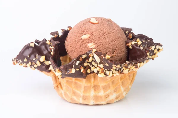 Gelado. Chocolate Ice Cream Scoop em um fundo — Fotografia de Stock